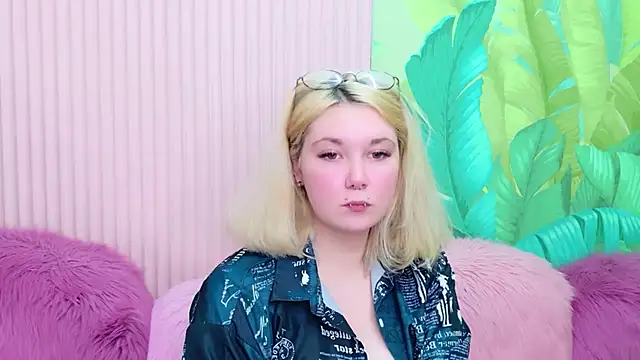 Cassey Well online show from May 10, 4:12 pm