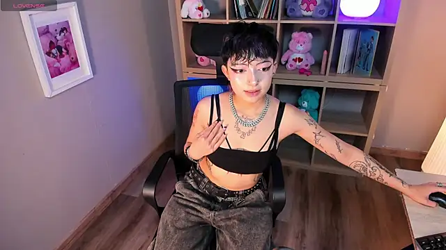 Snapshot of shiny_wolf chatting on June 18, 8:46 pm shiny wolf online show from June 18, 8:46 pm