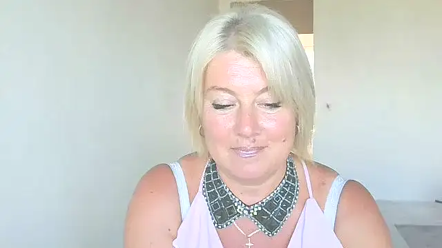 Snapshot of MollyyJoyy chatting on July 19, 1:04 pm MollyyJoyy online show from July 19, 1:04 pm