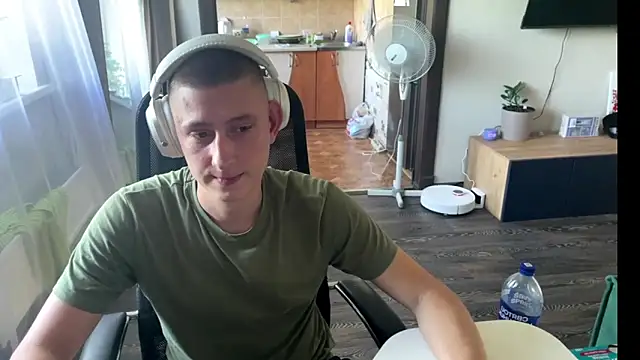 Snapshot of Keksik_ chatting on July 2, 11:05 am Keksik online show from July 2, 11:05 am