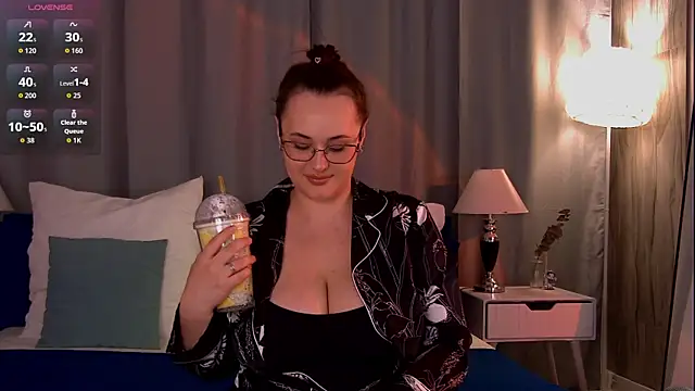 Snapshot of Queen_Monica_ chatting on July 24, 7:12 pm Queen Monica online show from July 24, 7:12 pm