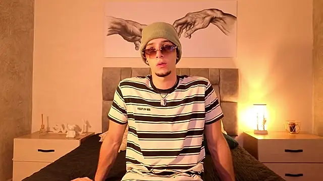 isaacblaze  online show from May 20, 3:45 am