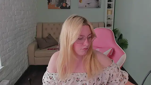 StellaVanilla online show from May 18, 12:55 pm