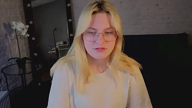 StellaVanilla online show from May 22, 1:28 pm