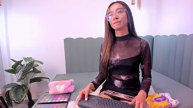 HannaCarttier  online show from May 14, 12:23 pm