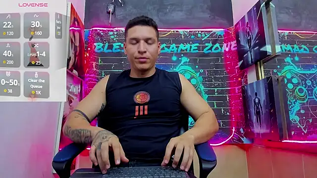 lucassimone  online show from May 18, 4:07 am