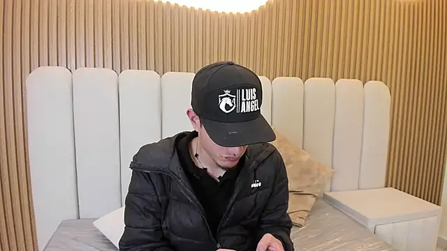 Snapshot of andylol330 chatting on July 16, 2:17 am andylol330 online show from July 16, 2:17 am