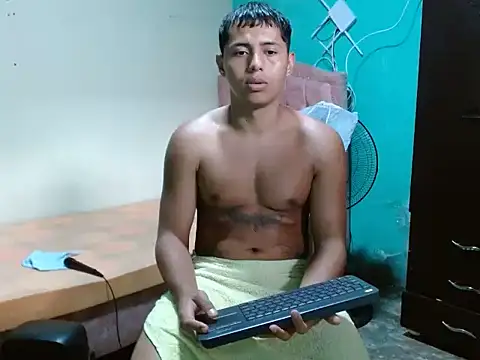 Snapshot of Lil_condor_baby chatting on June 5, 8:25 pm Lil condor baby online show from June 5, 8:25 pm