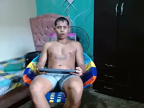 Snapshot of Lil_condor_baby chatting on June 13, 5:33 pm Lil condor baby online show from June 13, 5:33 pm