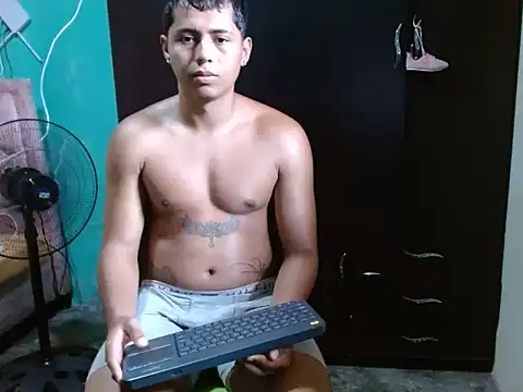 Snapshot of Lil_condor_baby chatting on June 27, 6:24 pm Lil condor baby online show from June 27, 6:24 pm
