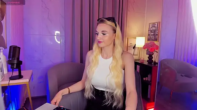 Mila  Lux online show from May 25, 8:26 pm