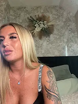 CharlottemilfUKx online show from June 17, 7:04 pm