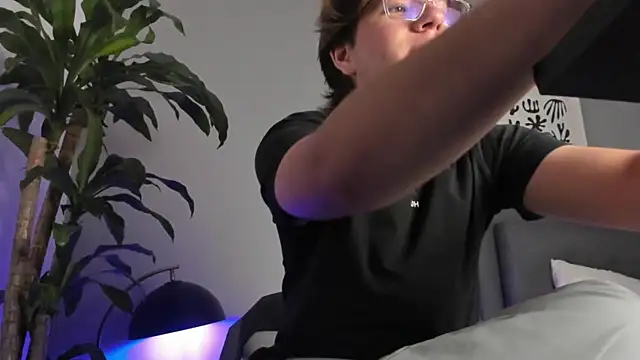 LucasMoraless online show from May 25, 1:28 pm