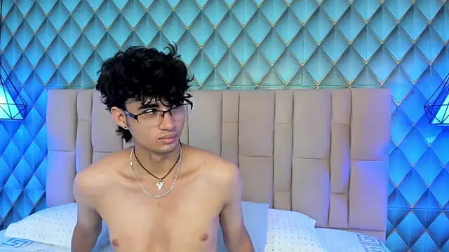 Snapshot of Sofia-Ethan chatting on July 8, 7:40 pm Sofia-Ethan online show from July 8, 7:40 pm