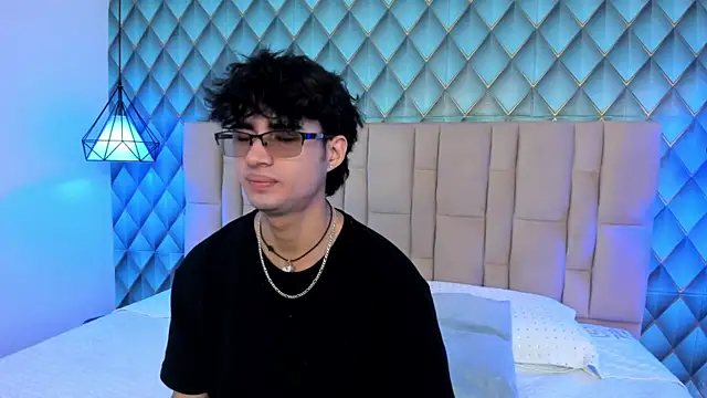 Snapshot of Sofia-Ethan chatting on July 11, 1:47 pm Sofia-Ethan online show from July 11, 1:47 pm