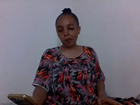 Snapshot of silk_couple1 chatting on July 18, 1:59 pm silk couple1 online show from July 18, 1:59 pm