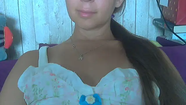 Snapshot of Bella--White chatting on June 25, 7:13 am Bella--White online show from June 25, 7:13 am