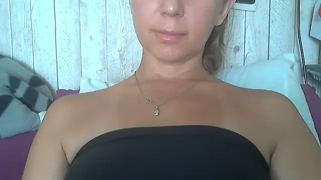 Snapshot of Bella--White chatting on July 1, 6:59 am Bella--White online show from July 1, 6:59 am