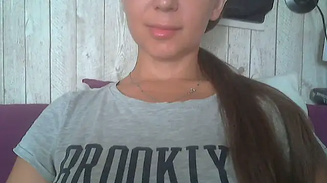 Snapshot of Bella--White chatting on July 3, 6:20 am Bella--White online show from July 3, 6:20 am