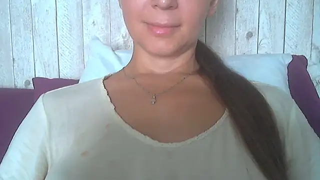 Snapshot of Bella--White chatting on July 4, 6:19 am Bella--White online show from July 4, 6:19 am