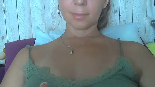 Snapshot of Bella--White chatting on July 5, 6:20 am Bella--White online show from July 5, 6:20 am
