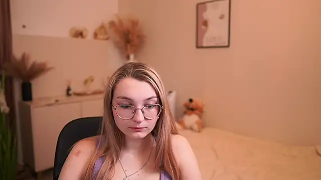 Snapshot of Sophielux18 chatting on May 20, 1:17 pm Sophielux18 online show from May 20, 1:17 pm