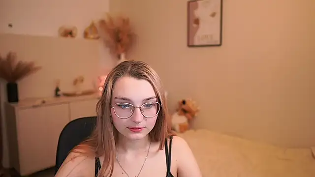 Snapshot of Sophielux18 chatting on May 21, 1:18 pm Sophielux18 online show from May 21, 1:18 pm
