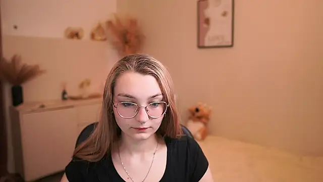 Snapshot of Sophielux18 chatting on May 23, 12:31 pm Sophielux18 online show from May 23, 12:31 pm