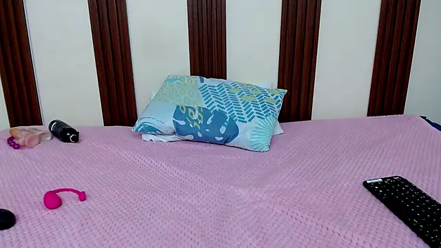 Snapshot of skinnykattylush19 chatting on June 19, 6:18 am skinnykattylush19 online show from June 19, 6:18 am