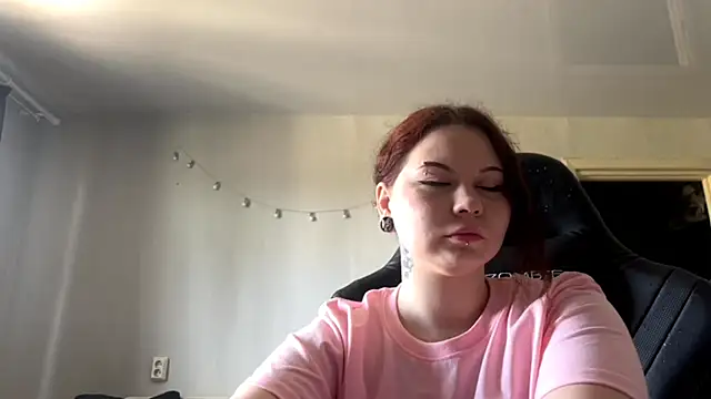 Snapshot of Redhair_girl chatting on May 16, 8:00 am Redhair girl online show from May 16, 8:00 am