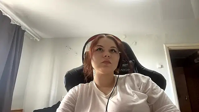 Snapshot of Redhair_girl chatting on May 21, 1:07 pm Redhair girl online show from May 21, 1:07 pm