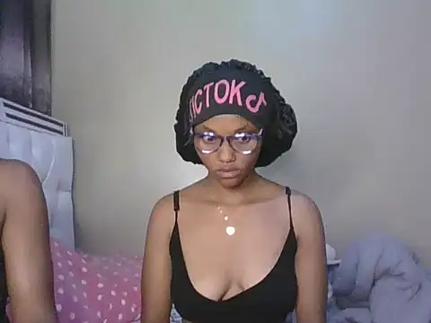 Snapshot of PrettyT5 chatting on June 15, 8:33 pm PrettyT5 online show from June 15, 8:33 pm