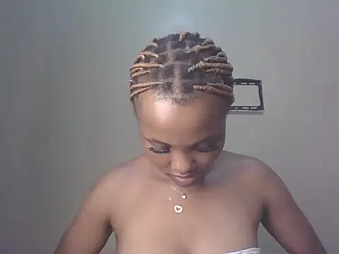Snapshot of PrettyT5 chatting on June 25, 6:07 am PrettyT5 online show from June 25, 6:07 am