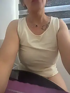 Snapshot of Hot-Milf4U chatting on July 16, 5:35 am Hot-Milf4U online show from July 16, 5:35 am