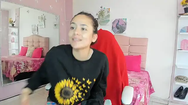 Snapshot of ivyyemerald_ chatting on July 8, 1:59 pm ivyyemerald online show from July 8, 1:59 pm