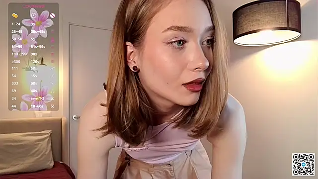 Snapshot of CassieVale chatting on June 19, 10:02 pm CassieVale online show from June 19, 10:02 pm