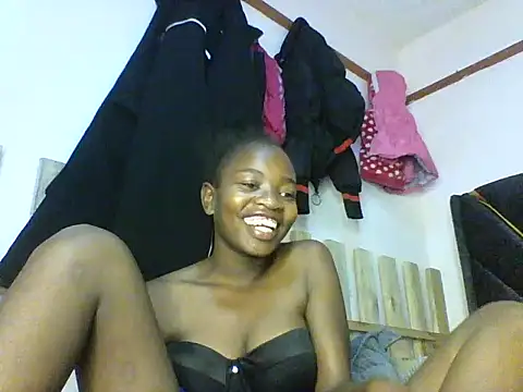 Snapshot of aliana082169 chatting on May 22, 6:53 am aliana082169 online show from May 22, 6:53 am