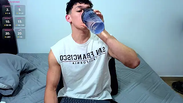 Luke Muscle online show from July 4, 11:00 pm
