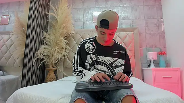 wesley boyy  online show from May 25, 8:37 pm