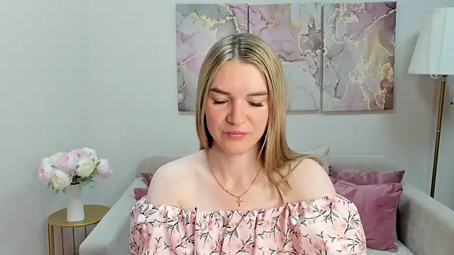 RoxyReignn online show from July 8, 10:03 pm