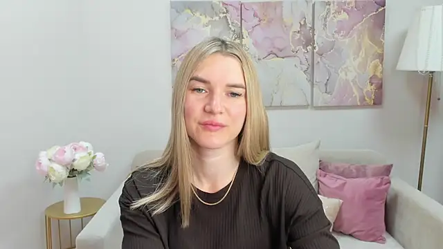 RoxyReignn online show from July 9, 9:30 pm