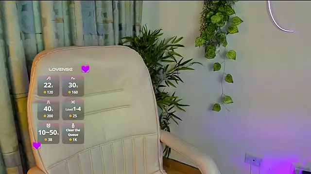 Zoe Queens online show from July 13, 12:30 pm