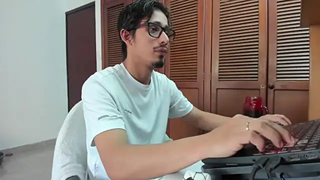 Snapshot of SrIncognito666 chatting on July 2, 11:27 am SrIncognito666 online show from July 2, 11:27 am