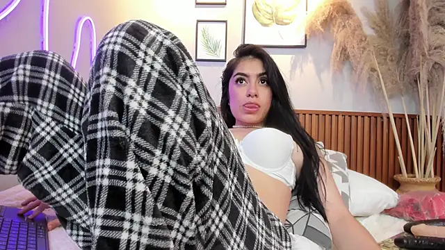 CARLA FERRERM online show from June 6, 7:57 am