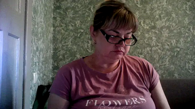 Snapshot of Empress211 chatting on June 2, 1:24 pm Empress211 online show from June 2, 1:24 pm