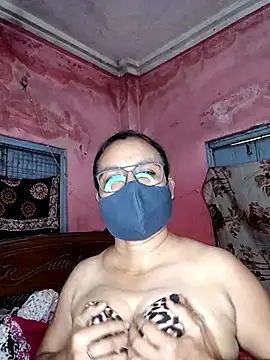 Snapshot of MoonLusty chatting on June 18, 5:30 am MoonLusty online show from June 18, 5:30 am