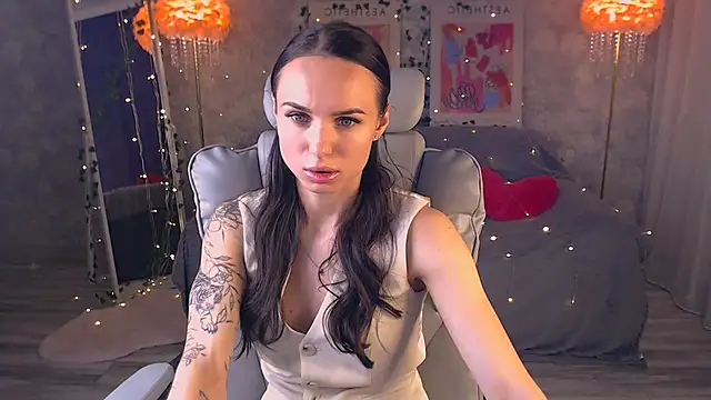 NicoleMerz online show from May 31, 3:30 pm