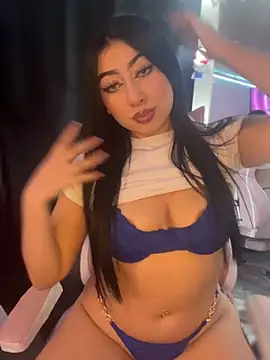 Snapshot of KittyKaee_ chatting on June 13, 6:22 am KittyKaee online show from June 13, 6:22 am