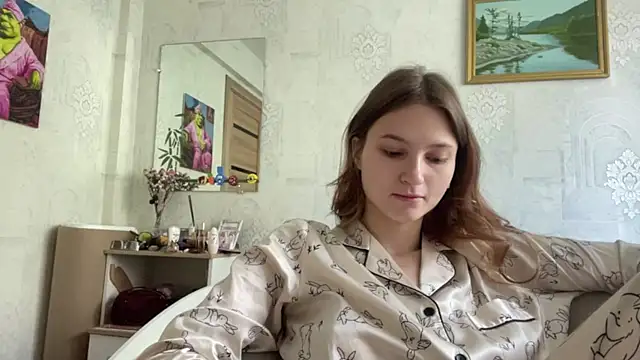 Snapshot of HeIen_cute chatting on June 6, 3:33 am HeIen cute online show from June 6, 3:33 am