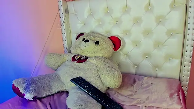 Snapshot of valentinee_xo chatting on June 19, 5:01 am valentinee xo online show from June 19, 5:01 am